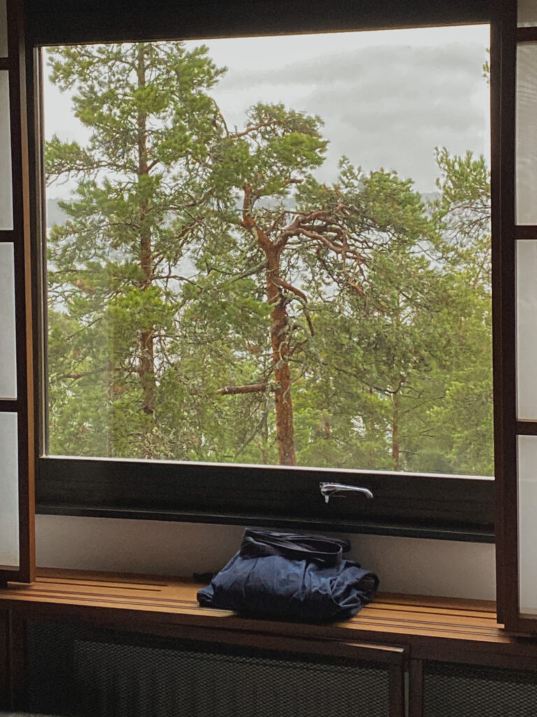 Yukata-kylpytakki viikattuna hotellihuoneen ikkunalaudalla. 